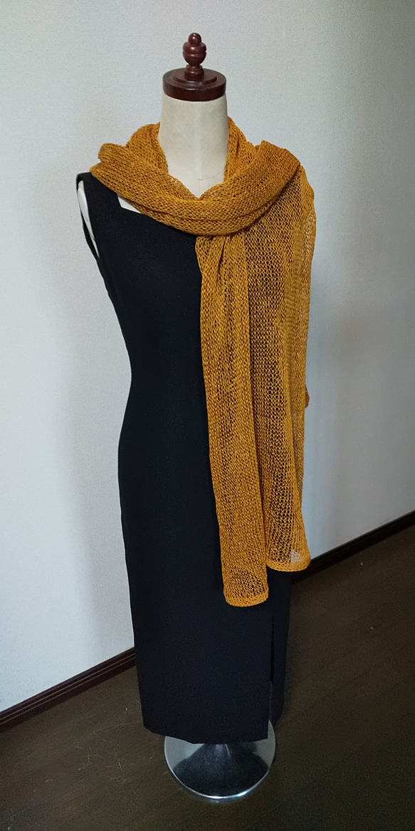 涼しそうな夏糸、綿ストローヤーンで、編みました。大判スカーフです。 1枚目の画像