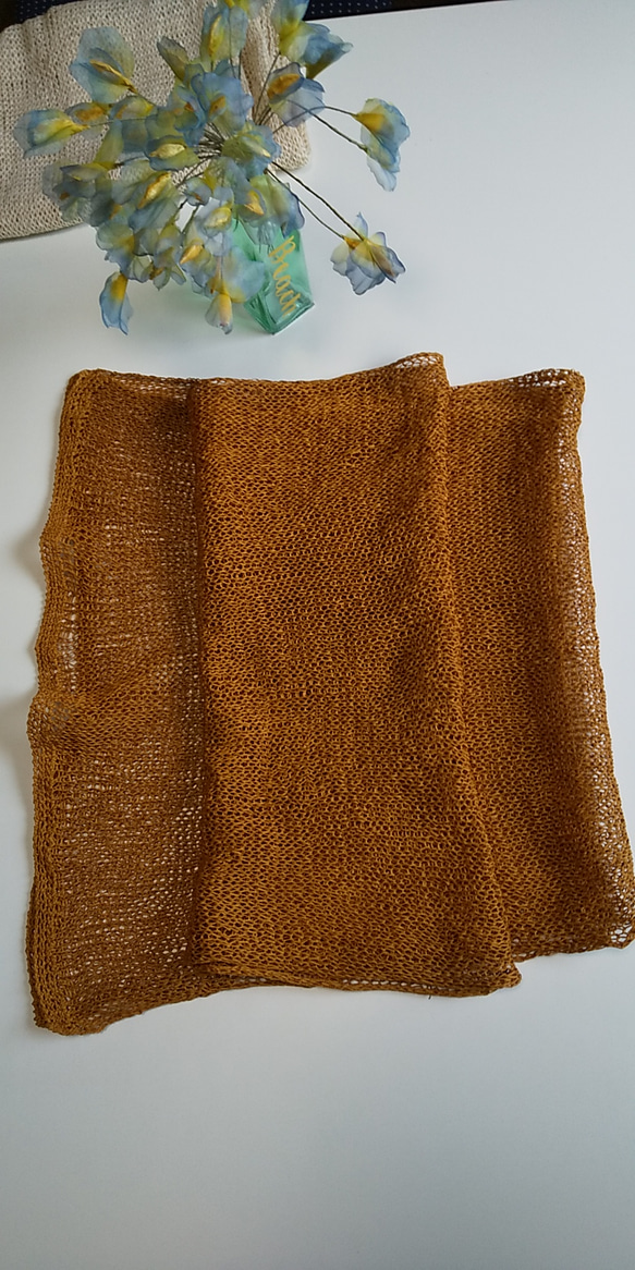 涼しそうな夏糸、綿ストローヤーンで、編みました。大判スカーフです。 5枚目の画像