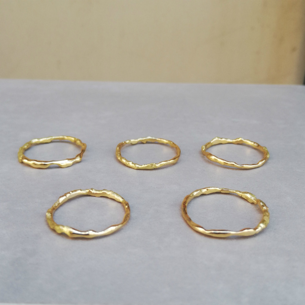 ピンキーリングにもおすすめ。作家と金のコラボで創る瞬間の造形美 18Kゴールドバイカラーレディースリング Small