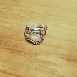 醒目的不對稱設計。 Antique Silver Spoon Remake Ring_0757 Vintage 第1張的照片