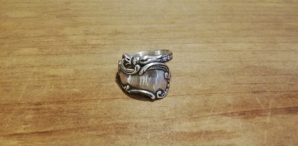 醒目的不對稱設計。 Antique Silver Spoon Remake Ring_0757 Vintage 第2張的照片