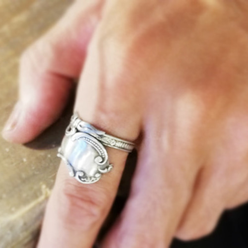 目を引くアシンメトリーデザイン。アンティークシルバースプーンの