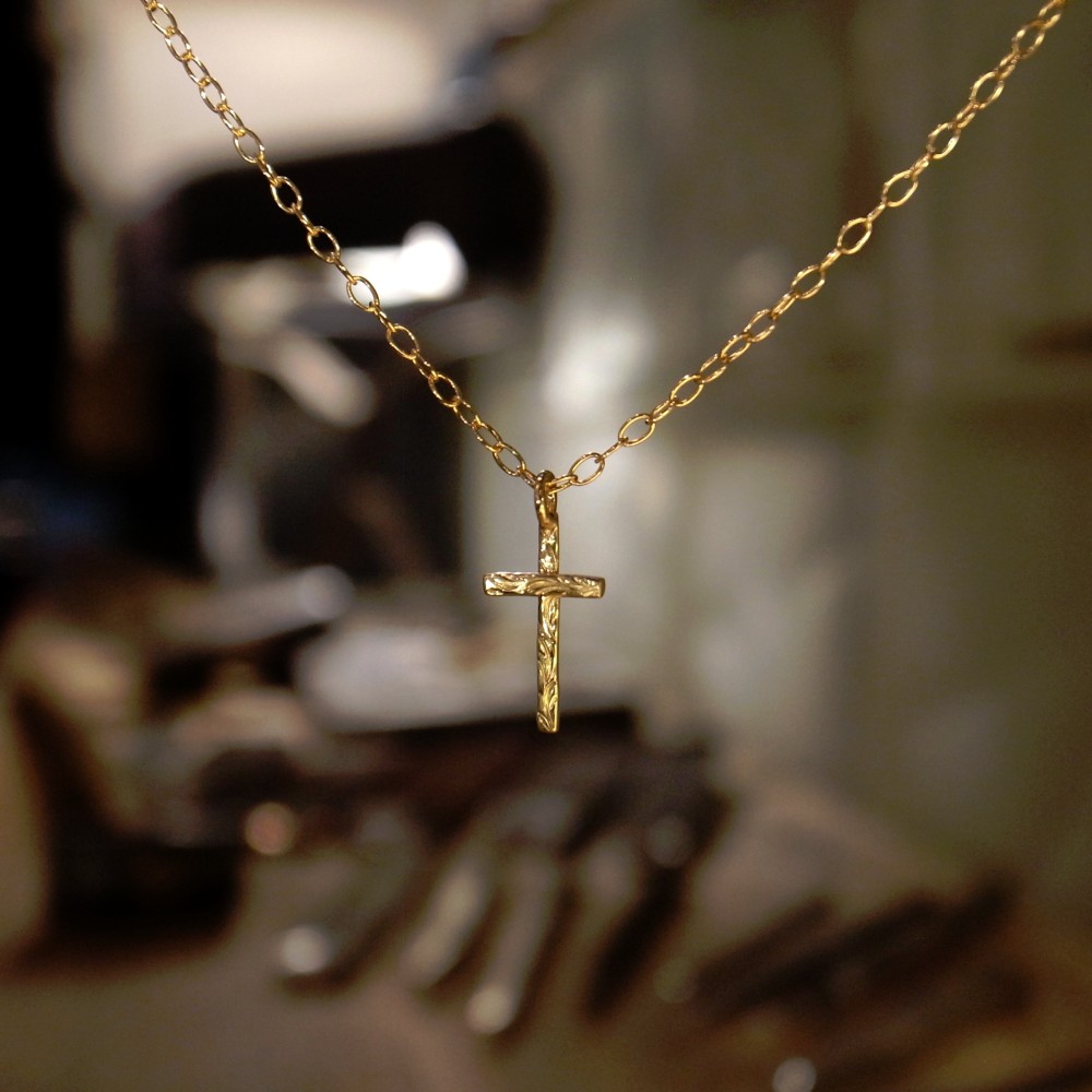 シンプルで合わせやすいデザインはビギナーにもおすすめ＊K18金ゴールドネックレス／バークロス forメンズ