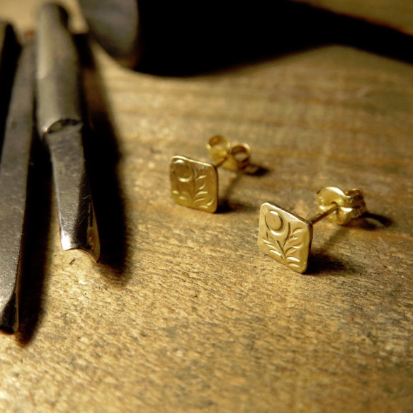 カジュアルデザインでビギナーにも人気のアイテム。K18金ゴールド叩き