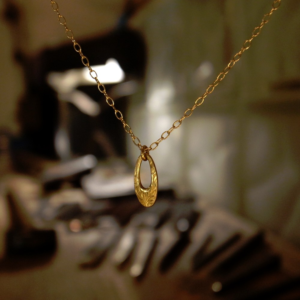 シンプルな合わせやすいデザインはビギナーにも人気。K18金ゴールド手作りネックレス／オーバル forメンズ