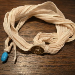 搭配皮革或銀色也很時尚 [月亮花]緞帶手鍊：黃銅紐帶 第6張的照片