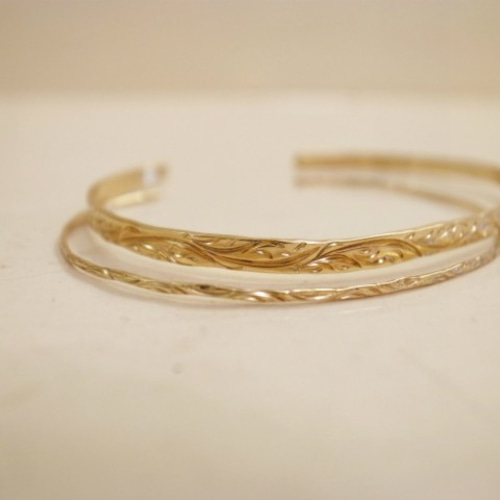 毎日でも着けたい華奢でかわいいK18金ゴールド極細バングル for