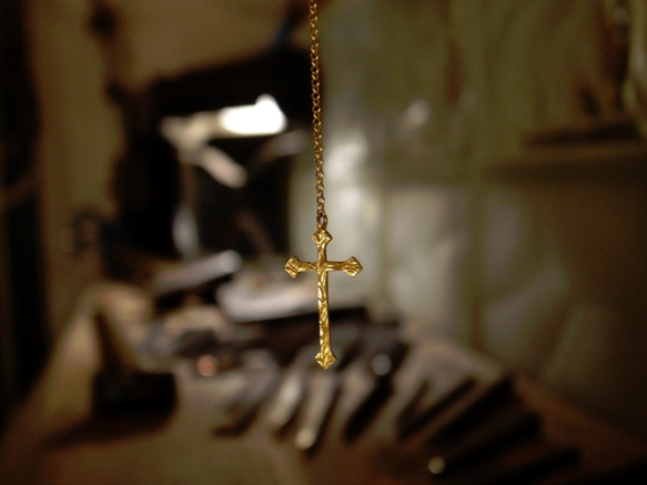 フェミニンなK18金ゴールドロングロザリオネックレス 表裏の細工も効果