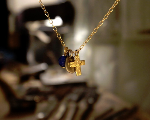 誕生石 イニシャル ゴールド レイヤード ネックレス 誕生石とイニシャルをおしゃれに身にまとう。K18金ゴールドバー