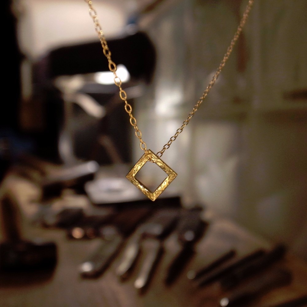 人気デザイン。小技が効いたオシャレなK18金ゴールド手作りネックレス／フレーム forメンズ カジュアルからモード系にも