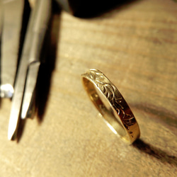 派手すぎないカジュアルスタイルが人気。K18金ゴールド手彫り手作り平