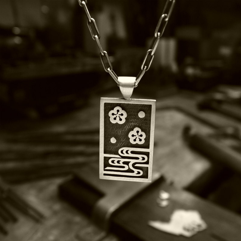 【梅に流水】ペンダントネックレス/和柄オーバーレイシルバー 1点もの メンズ人気のデザイン 雑誌掲載商品