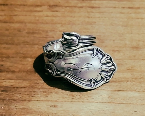 大ぶりな花のレリーフがかっこいい。ドイツのアンティーク