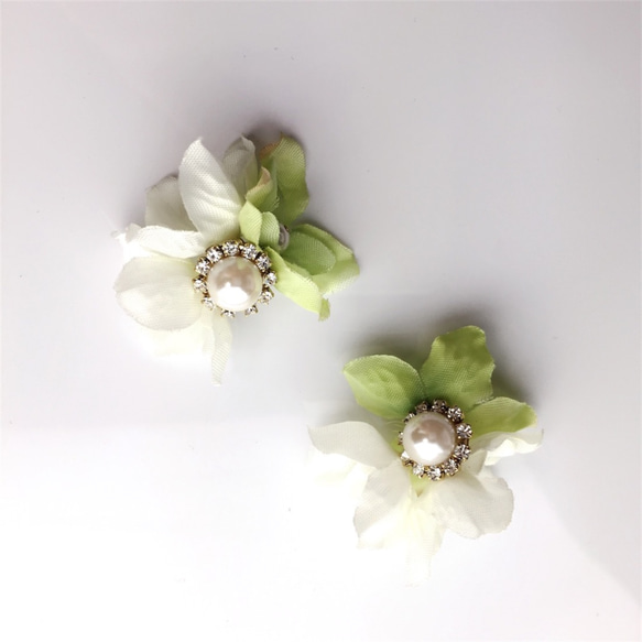 pearl×petal frill catch pierce☆green×white 1枚目の画像