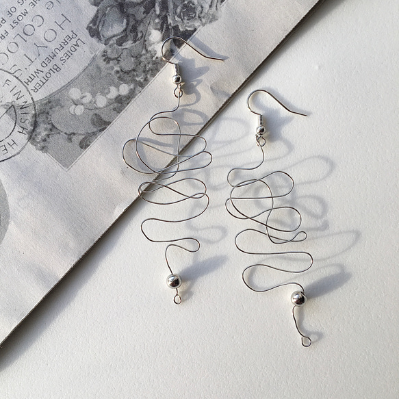 針金うねうねピアス ピアス（フック・チェーン） hedgehog 通販