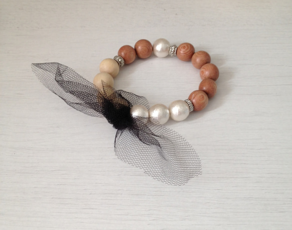 wood & cottnpearl..&black tulle bracelet 1枚目の画像