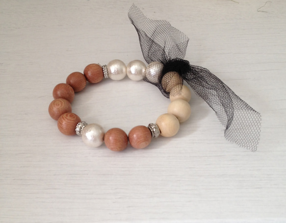 wood & cottnpearl..&black tulle bracelet 2枚目の画像