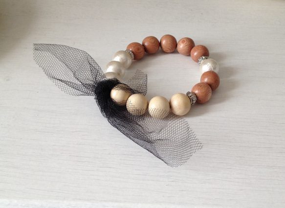 wood & cottnpearl..&black tulle bracelet 3枚目の画像