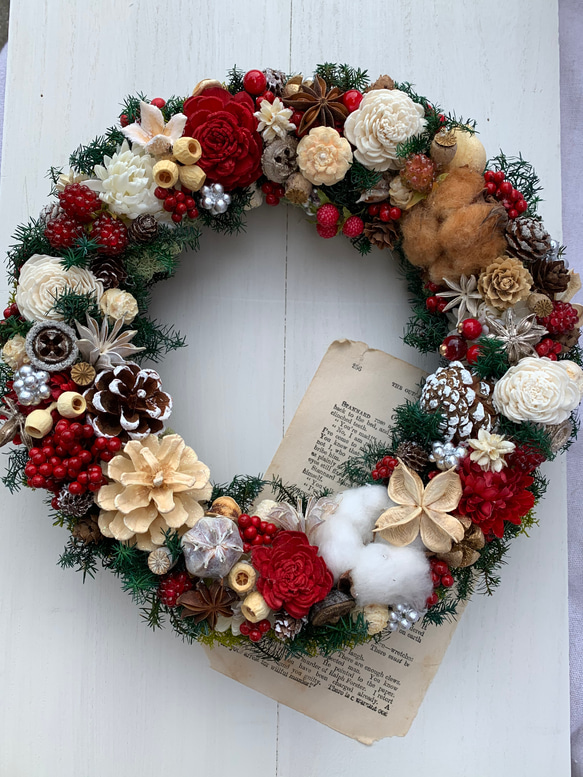 クリスマスカラーの赤が効いてワクワクするようなクリスマスリース