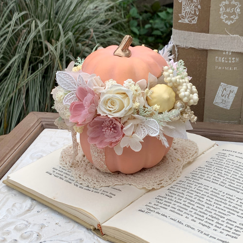 スイートピー❣️ハロウィンアレンジ、かぼちゃ、ばら、キャンディ❣️ ✨ハロウィンアレンジ✨ かぼちゃ型器 キュートなアレンジ