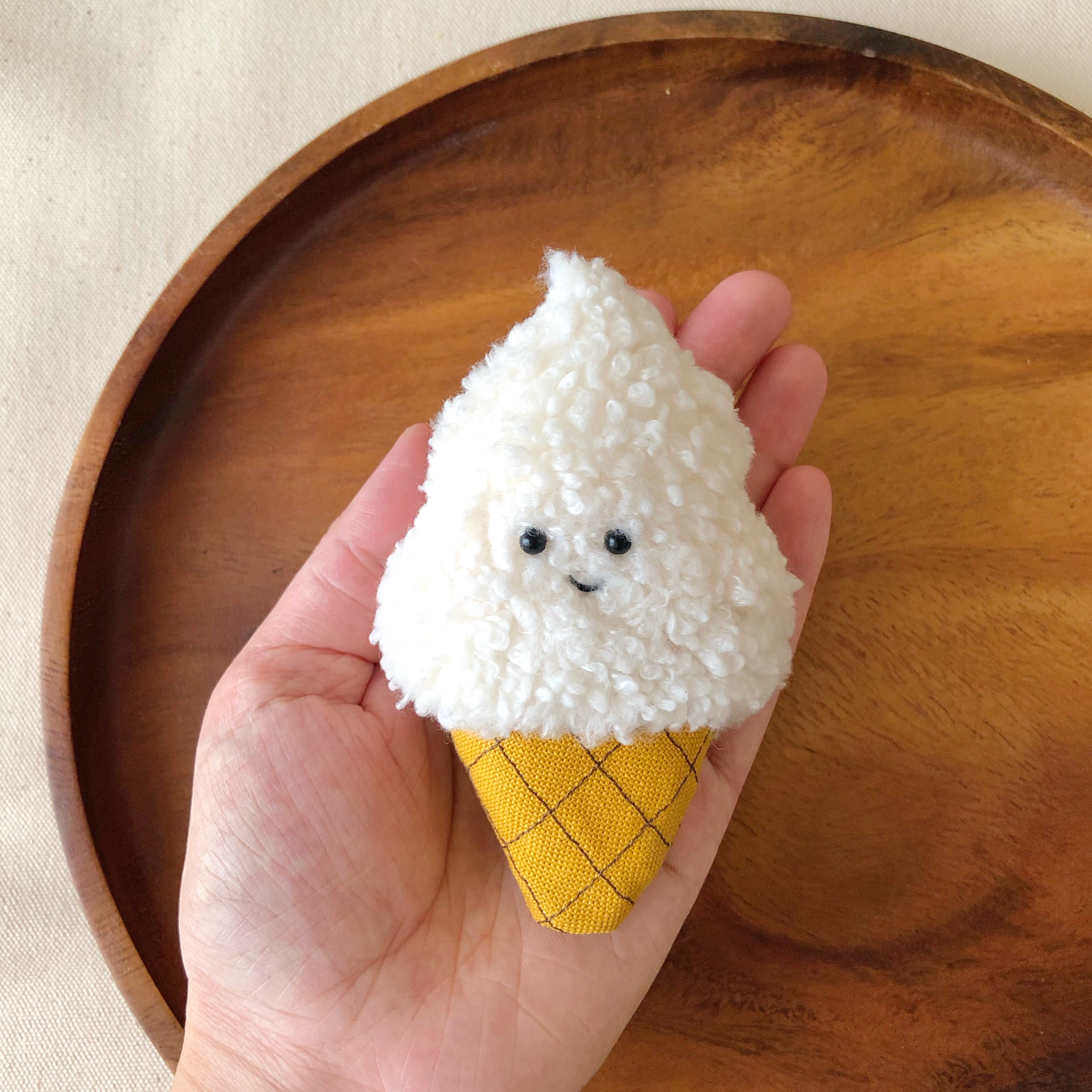シュークリームちゃん ハンドメイド ぬいぐるみ ちいこい!おすわりむにちゃんぬいぐるみ - syouzyo-club | minne