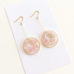 送料無料♦︎桃色のべっ甲柄＊ゴールドリングのピアス 1枚目の画像