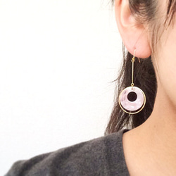 送料無料♦︎桃色のべっ甲柄＊ゴールドリングのピアス 2枚目の画像