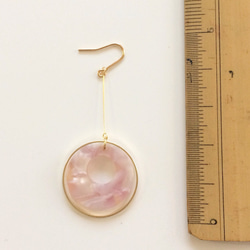 送料無料♦︎桃色のべっ甲柄＊ゴールドリングのピアス 3枚目の画像