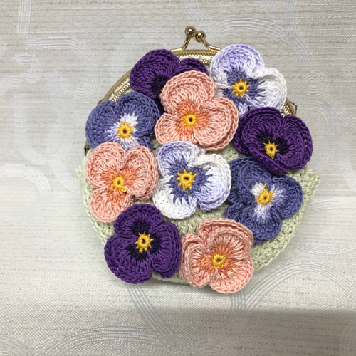 花柄刺繍がま口ポーチ （ハンドメイド がま口ポーチ 小物入れ
