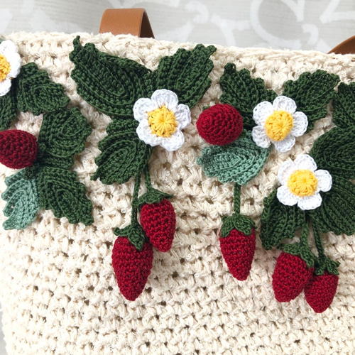 ハンドメイド❣️いちご畑、編みぐるみいちごが可愛いフラワー