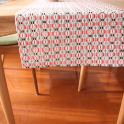 北欧手織りのテーブルセンター（ピンク系） 1枚目の画像