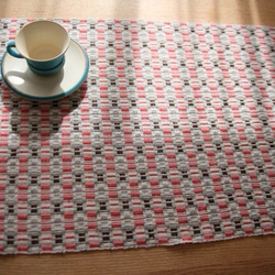 北欧手織りのテーブルセンター（ピンク系） 2枚目の画像