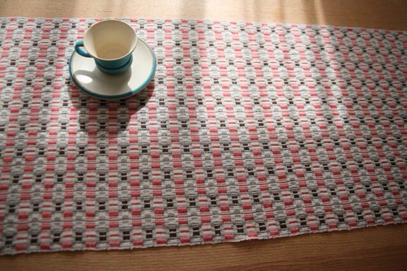 北欧手織りのテーブルセンター（ピンク系） 2枚目の画像
