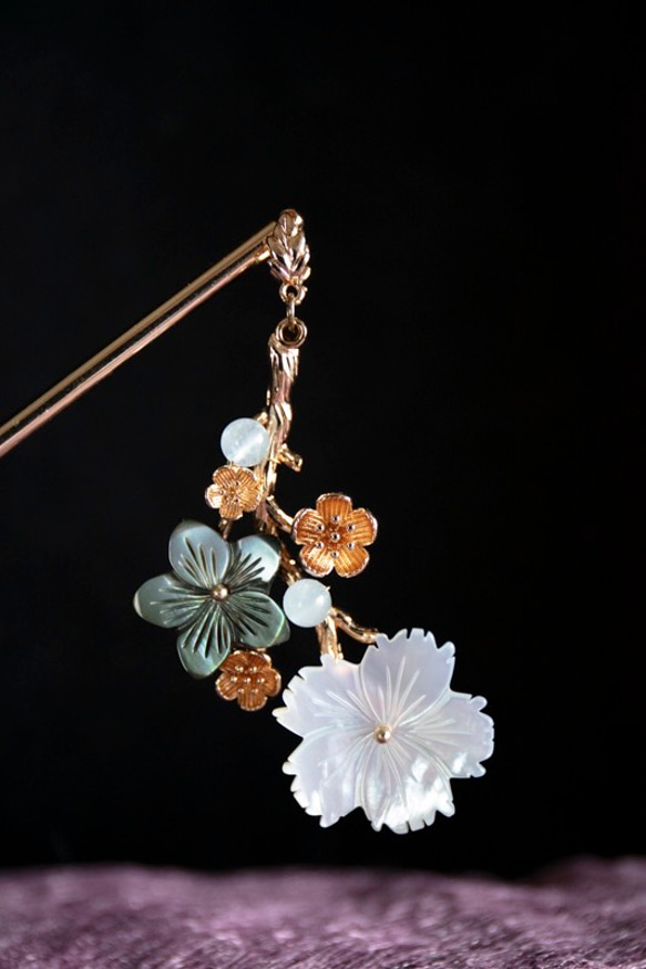 蝶貝細工シェルフラワーの花枝　かんざし　簪　和装髪飾り　ヘアアクセサリー 3枚目の画像