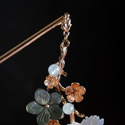 蝶貝細工シェルフラワーの花枝　かんざし　簪　和装髪飾り　ヘアアクセサリー 7枚目の画像