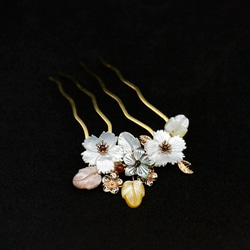 蝶貝のお花のかんざし　天然石赤瑪瑙　ヘアコーム　和装髪飾り　浴衣　和服　簪 1枚目の画像