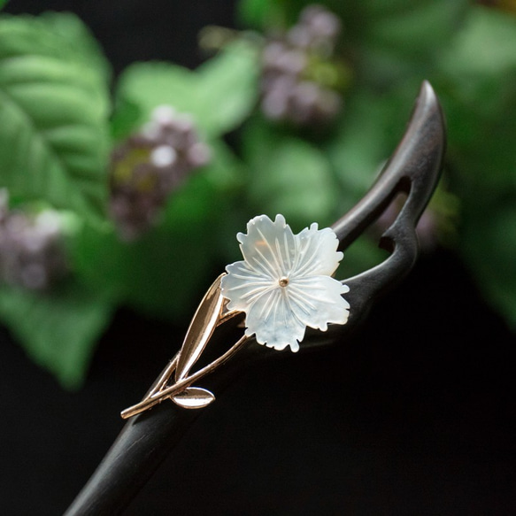 白蝶貝花と蝶のかんざし 黒檀　木製　簪 7枚目の画像