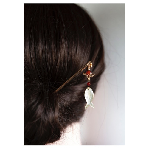 かんざしの女性　貝細工 鏡貝細工魚と蓮のかんざし 簪 和装髪飾り ヘアアクセサリー かんざし