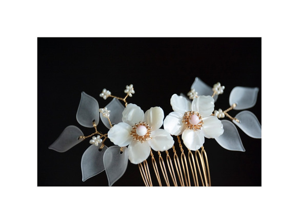 馬蹄螺細工の花とパールのヘアコーム　ヘアアクセサリー　ウェディング　ブライダル 髪飾り　結婚式　 5枚目の画像