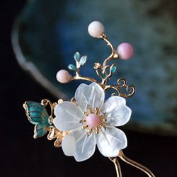 白蝶貝と高級貝パール　桜のかんざし　二本挿し　ヘアアクセサリー　和装髪飾り 2枚目の画像