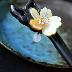 黄蝶貝細工の花海棠のかんざし　黒檀　木製　簪　蝶 7枚目の画像