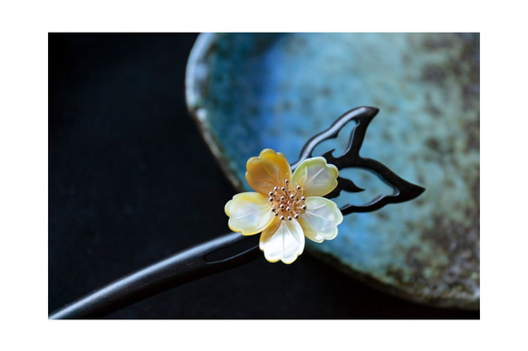 黄蝶貝細工の花海棠のかんざし　黒檀　木製　簪　蝶 6枚目の画像