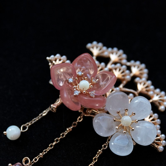 松枝と天然石のお花のかんざし　ヘアクリップ　白水晶＆スイカ色水晶 2枚目の画像