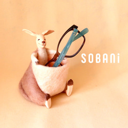 [SOBANi] Zooと一緒に♡ メガネ置き：ベイビーカンガルー＊デスクやベッドサイドに＊ 1枚目の画像