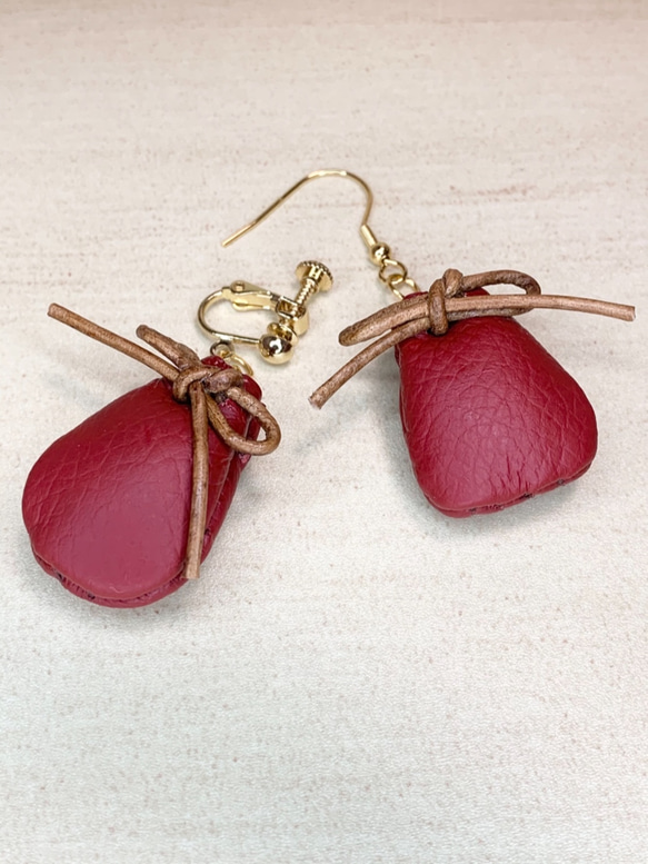 小さな赤い巾着ピアス ピアス（フック・チェーン） エイチブンノアイ