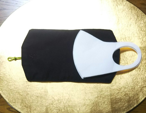 マスクケース　金襴地　組紐の飾り結び　黒　若草色 3枚目の画像