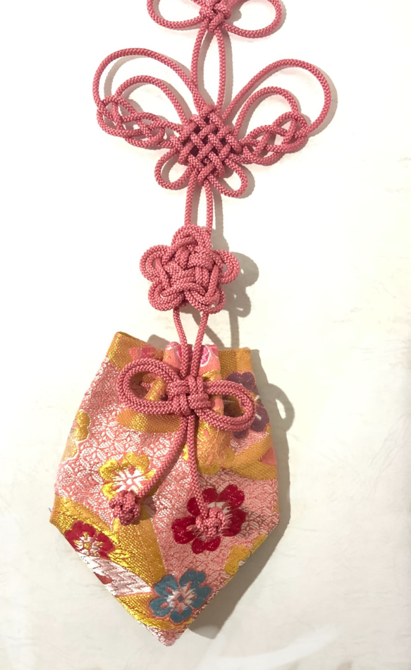 かりろく（掛け香）蝶   コーラルピンク（wall-hanging incense bag)　 2枚目の画像