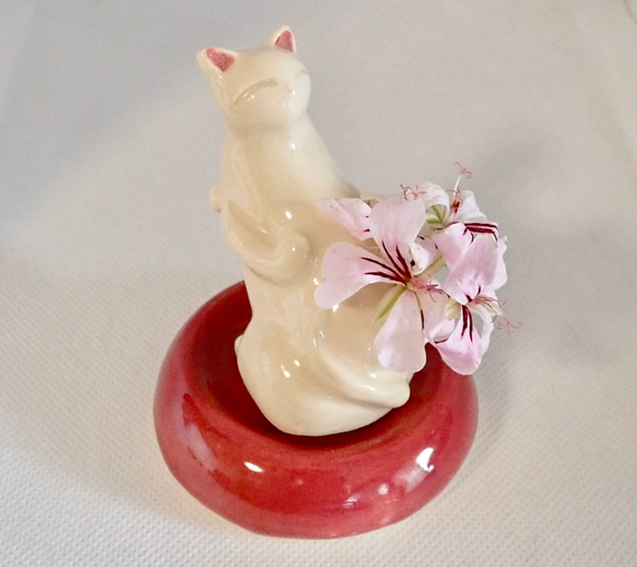 小さなお花のための一輪ざし 猫 陶器 赤 花器 花瓶 白ねこ 一輪挿し