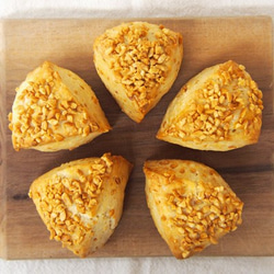 【生クリーム仕込みのしっとりスコーン】ピーナッツバタースコーン ３個セット 1枚目の画像