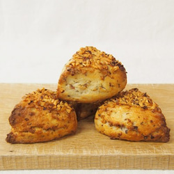 【生クリーム仕込みのしっとりスコーン】アーモンドスコーン ３個セット 1枚目の画像